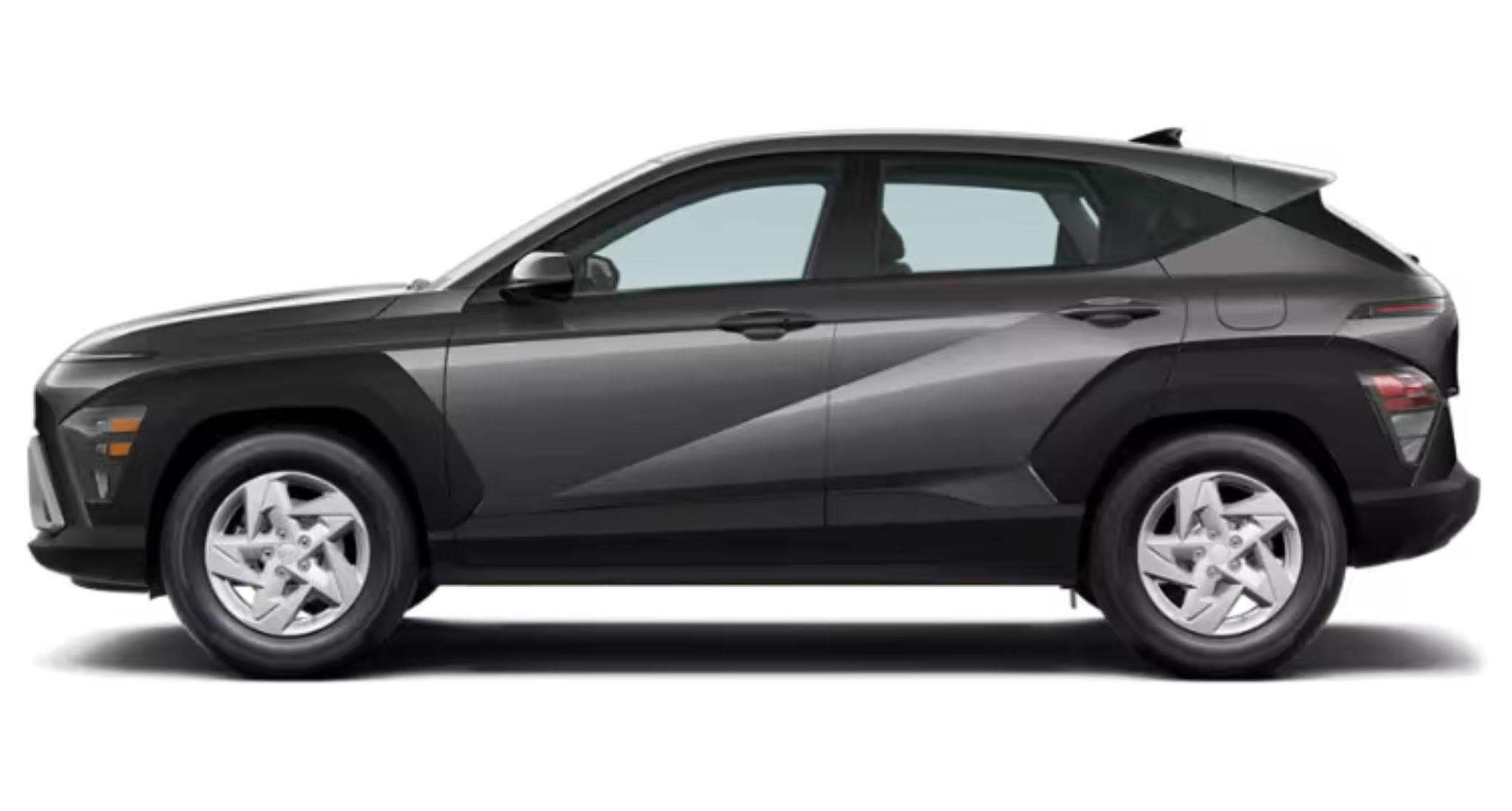 Side profile of the 2025 Hyundai Kona SE compact SUV in black, highlighting its bold body lines, 17-inch alloy wheels, and aerodynamic exterior styling.