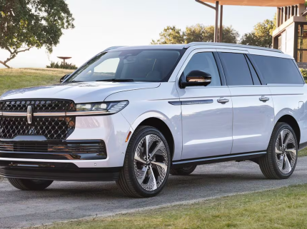 Front view of the 2025 Lincoln Navigator, showcasing its bold navigator exterior in a luxury full-size SUV design.